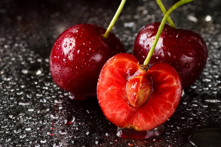 25. Ko&scaron;tice tre&scaron;anja: Kao i sjemenke drugih plodova, sadrže amigdalin, spoj koji oslobađa cijanid kada se metabolizira. Ako se pretjera s konzumacijom, može doći do trovanja cijanidom.