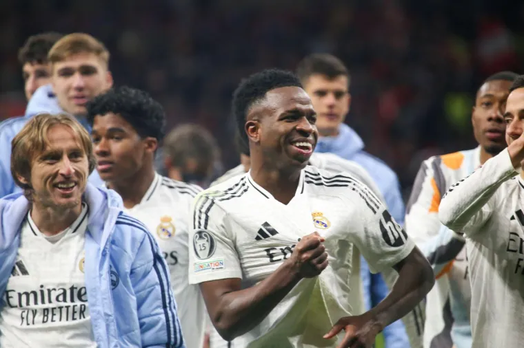 Dok je Vinícius slavio i pokazivao grb Reala, Modrić ga je gledao s osmijehom na licu.