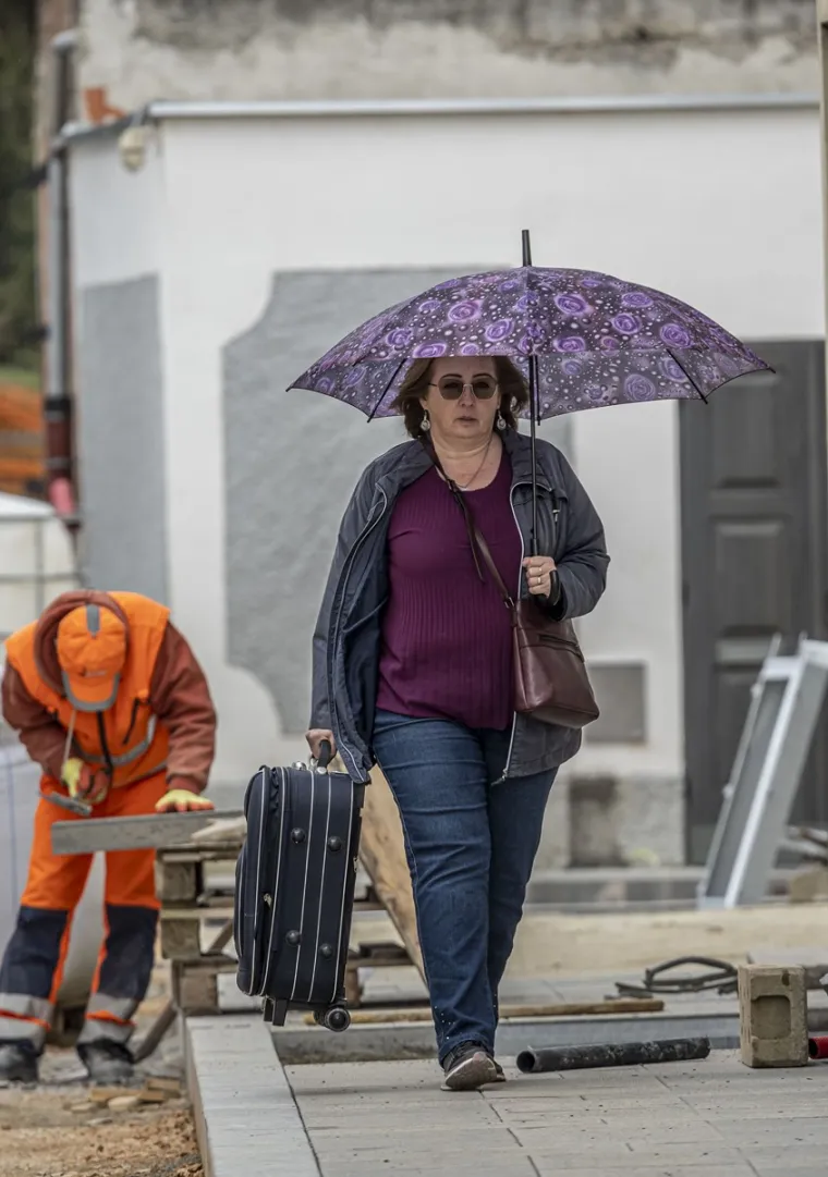 Zgodne dame uživale u šetnji, a usamljeni muškarac tužnog pogleda dirnuo prolaznike