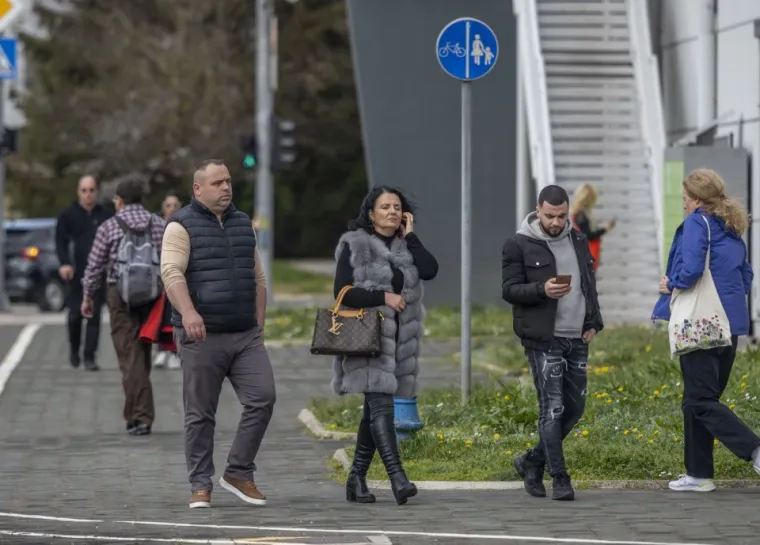 Zgodne dame uživale u šetnji, a usamljeni muškarac tužnog pogleda dirnuo prolaznike