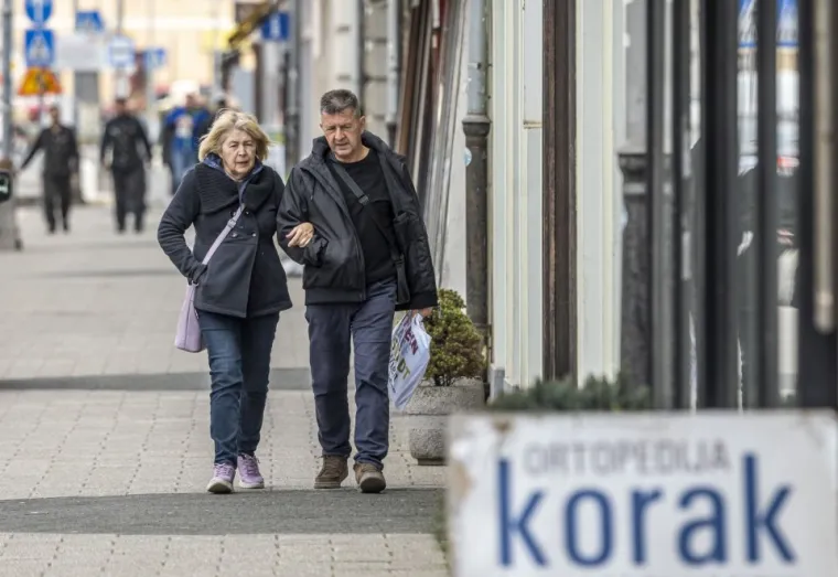 Zgodne dame uživale u šetnji, a usamljeni muškarac tužnog pogleda dirnuo prolaznike