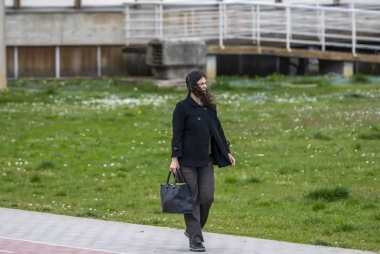 Zgodne dame uživale u šetnji, a usamljeni muškarac tužnog pogleda dirnuo prolaznike