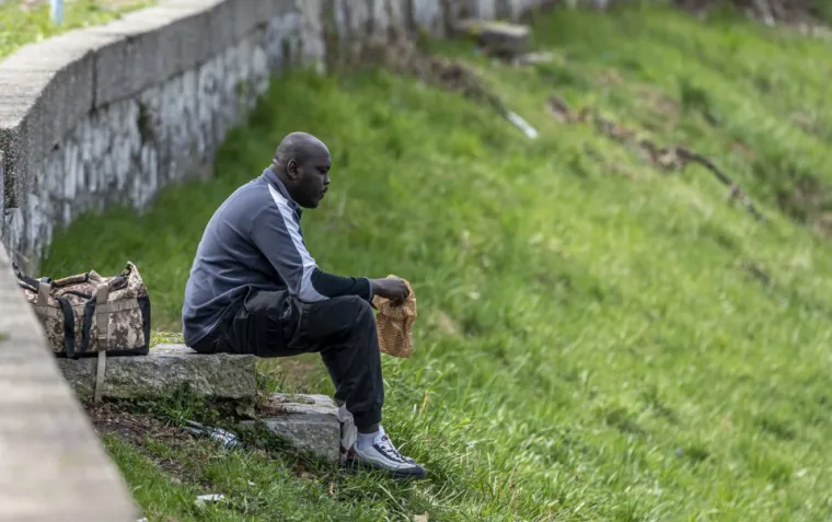 Zgodne dame uživale u šetnji, a usamljeni muškarac tužnog pogleda dirnuo prolaznike