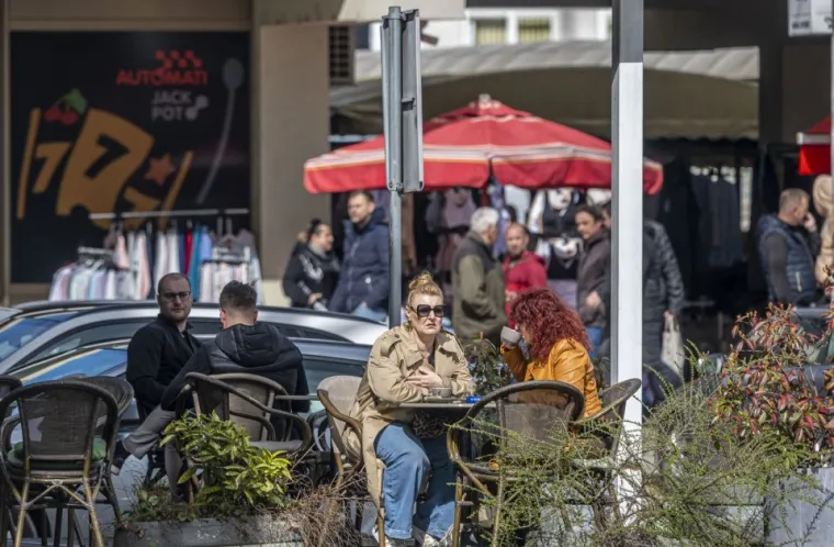 Zgodne dame uživale u šetnji, a usamljeni muškarac tužnog pogleda dirnuo prolaznike