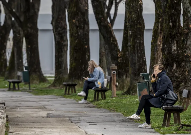 Zgodne dame uživale u &scaron;etnji, a usamljeni mu&scaron;karac tužnog pogleda dirnuo prolaznike