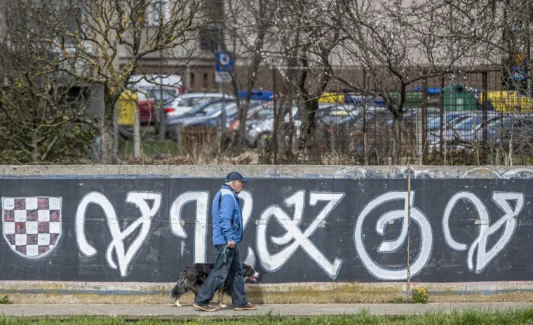 Zgodne dame uživale u &scaron;etnji, a usamljeni mu&scaron;karac tužnog pogleda dirnuo prolaznike