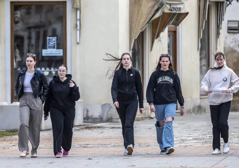 Zgodne dame uživale u &scaron;etnji, a usamljeni mu&scaron;karac tužnog pogleda dirnuo prolaznike