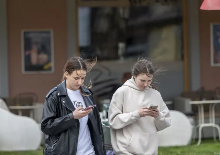 Zgodne dame uživale u &scaron;etnji, a usamljeni mu&scaron;karac tužnog pogleda dirnuo prolaznike