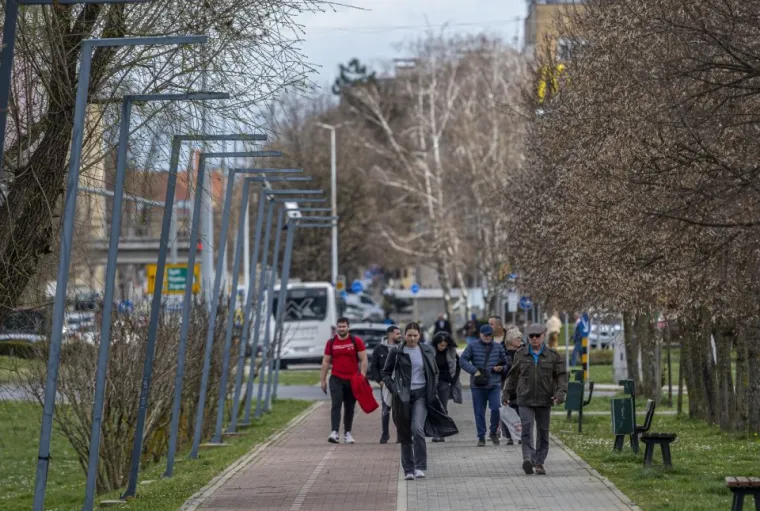 Zgodne dame uživale u &scaron;etnji, a usamljeni mu&scaron;karac tužnog pogleda dirnuo prolaznike