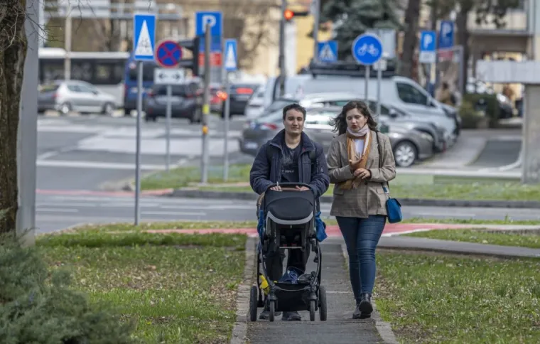Zgodne dame uživale u &scaron;etnji, a usamljeni mu&scaron;karac tužnog pogleda dirnuo prolaznike