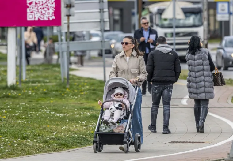 Zgodne dame uživale u &scaron;etnji, a usamljeni mu&scaron;karac tužnog pogleda dirnuo prolaznike