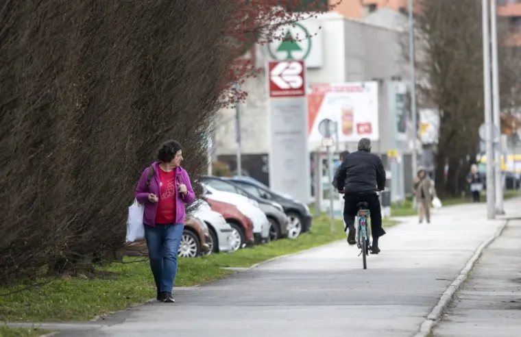 Zgodne dame uživale u &scaron;etnji, a usamljeni mu&scaron;karac tužnog pogleda dirnuo prolaznike