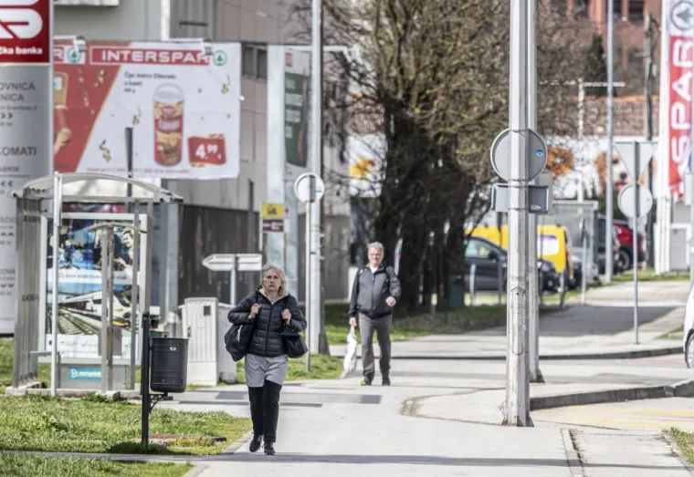 Zgodne dame uživale u &scaron;etnji, a usamljeni mu&scaron;karac tužnog pogleda dirnuo prolaznike