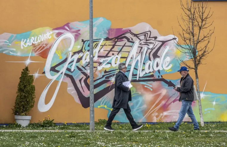 Zgodne dame uživale u &scaron;etnji, a usamljeni mu&scaron;karac tužnog pogleda dirnuo prolaznike