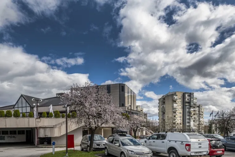 Zgodne dame uživale u &scaron;etnji, a usamljeni mu&scaron;karac tužnog pogleda dirnuo prolaznike