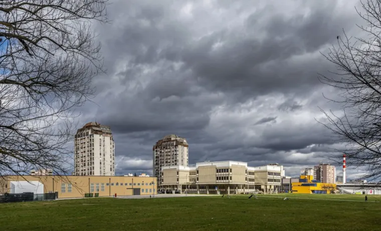 Zgodne dame uživale u &scaron;etnji, a usamljeni mu&scaron;karac tužnog pogleda dirnuo prolaznike