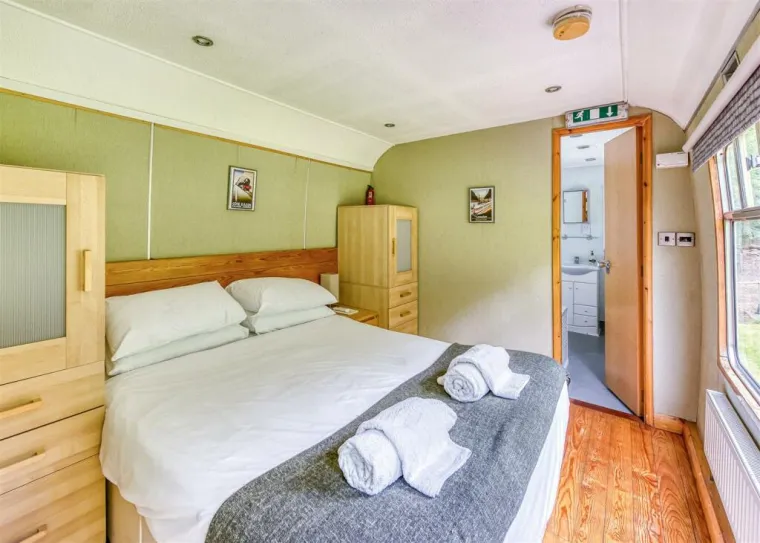 Unutarnji raspored prostorija prilagođen je suvremenim potrebama stanovanja, te istovremeno po&scaron;tuju izvornu strukturu zgrade.