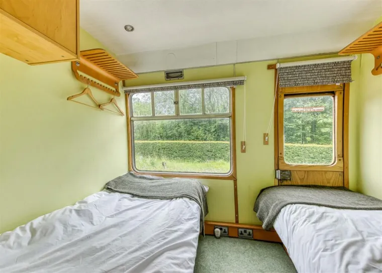 Jedna prostrana spavaća soba smje&scaron;tena je u prizemlju, a opremljena je vlastitom modernom kupaonicom i prostranom garderobom.