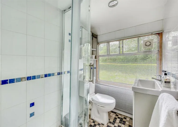 Na katu se nalaze preostale tri spavaće sobe, svaka sa svojim jedinstvenim pogledom na okolni krajolik i suptilnim podsjetnikom na bogatu povijest zgrade.