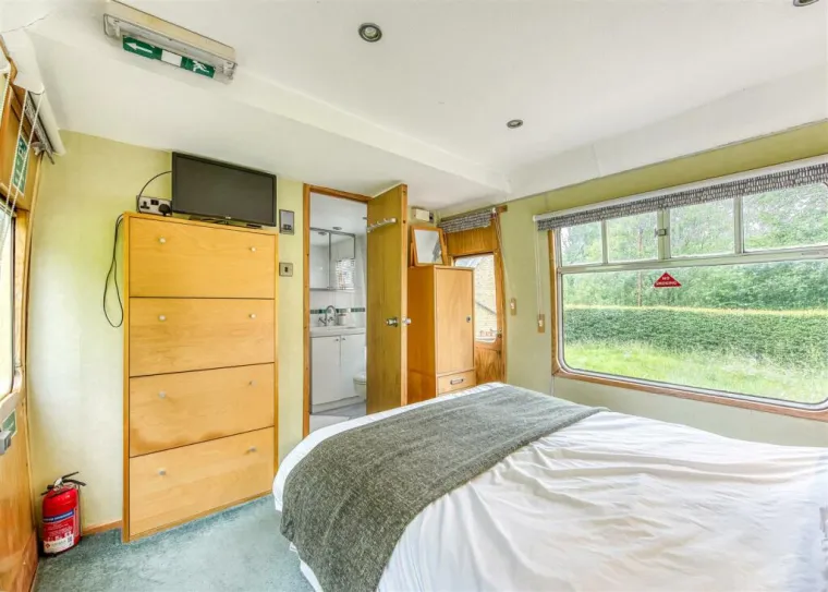 Posebno je zanimljiva prenamjena nekada&scaron;nje čekaonice na suprotnom peronu. Ovaj prostor, koji je nekad služio putnicima u i&scaron;čekivanju njihovih putovanja, sada je preuređen u funkcionalan i inspirativan ured.