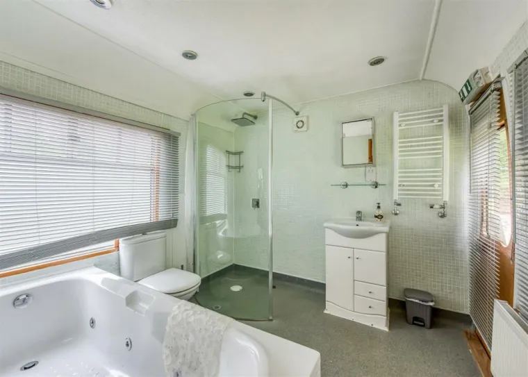 Iako je građevinska dozvola za značajno pro&scaron;irenje glavne kuće istekla 2017. godine, ova činjenica otvara zanimljive mogućnosti za buduće vlasnike.