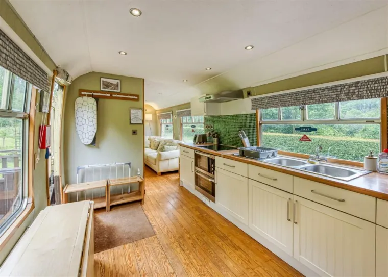 Potencijalni kupci mogu razmotriti obnavljanje dozvole ili razvoj novih planova za pro&scaron;irenje koji bi mogli dodatno povećati vrijednost i funkcionalnost ove jedinstvene nekretnine.