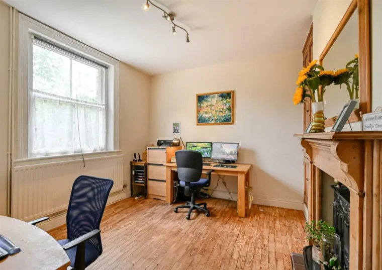 Ova izvanredna nekretnina je živi spomenik bogate željezničke povijesti Shropshirea, uspje&scaron;no pretvoren u prostor koji na jedinstven način spaja &scaron;arm viktorijanske ere s udobno&scaron;ću modernog življenja.