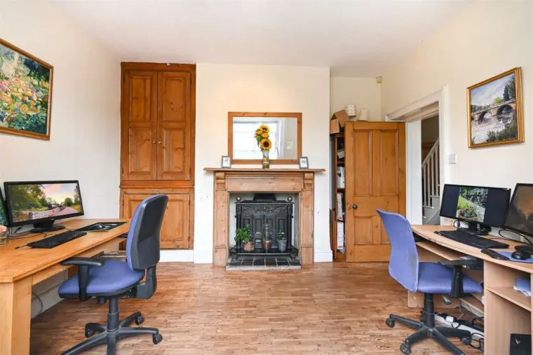 Pažljivo očuvane arhitektonske značajke, poput karakterističnih velikih prozora i robusnih ciglenih zidova, svjedoče o njegovoj pro&scaron;losti, dok suvremeni dodaci i preinake osiguravaju komfor 21. stoljeća.