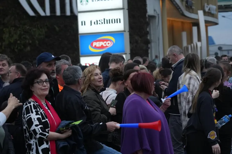 Povod za prosvjede bio je pad nadstrešnice na željezničkom kolodvoru pri čemu je poginulo 15, a ozlijeđeno je dvoje ljudi. 