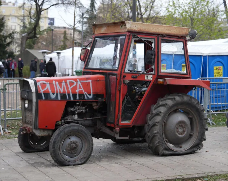Specijalci pod fantomkama, razbijeni traktori pred Skupštinom i blokiran Beograd!