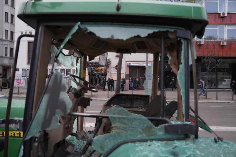 Specijalci pod fantomkama, razbijeni traktori pred Skupštinom i blokiran Beograd!