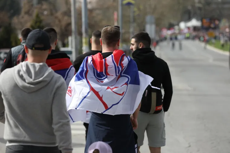Specijalci pod fantomkama, razbijeni traktori pred Skupštinom i blokiran Beograd!