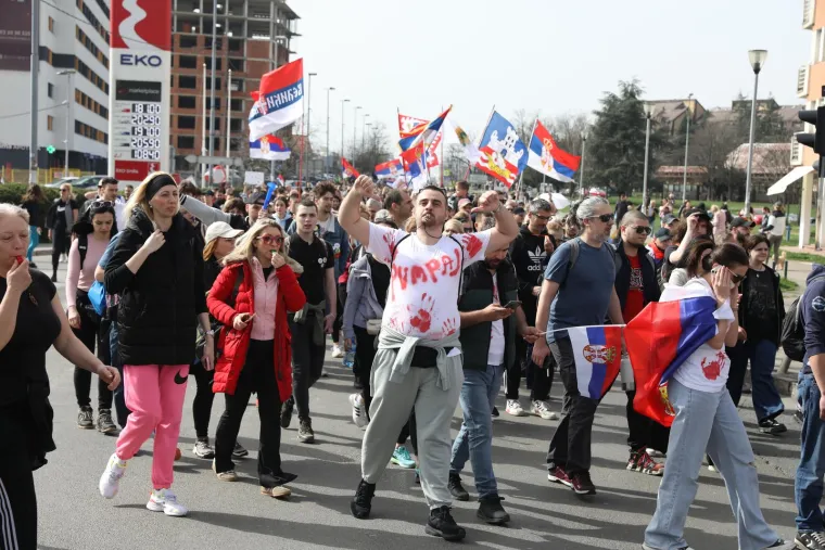 Specijalci pod fantomkama, razbijeni traktori pred Skupštinom i blokiran Beograd!