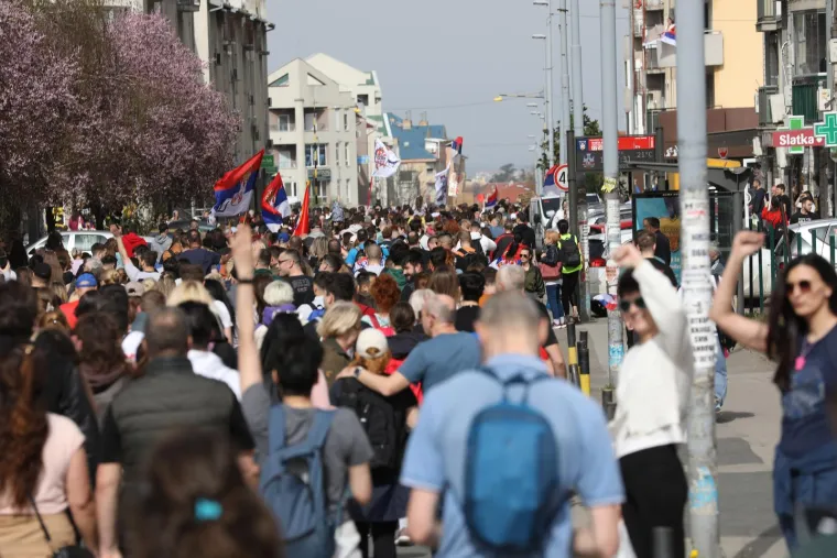 Specijalci pod fantomkama, razbijeni traktori pred Skupštinom i blokiran Beograd!