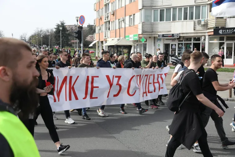 Specijalci pod fantomkama, razbijeni traktori pred Skupštinom i blokiran Beograd!