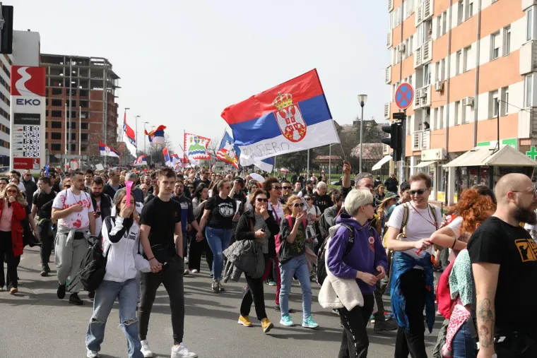 Specijalci pod fantomkama, razbijeni traktori pred Skupštinom i blokiran Beograd!