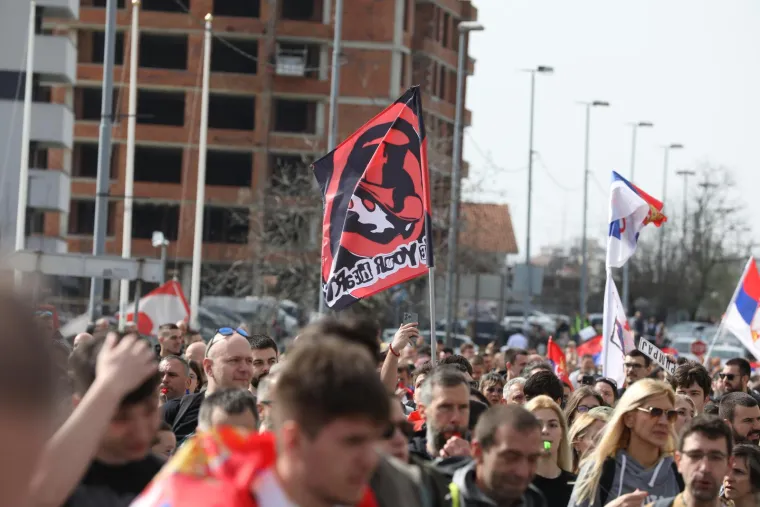 Specijalci pod fantomkama, razbijeni traktori pred Skupštinom i blokiran Beograd!