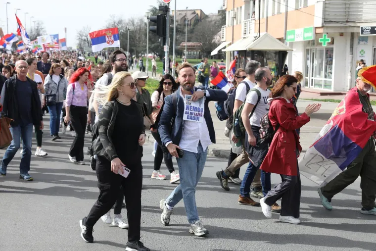 Specijalci pod fantomkama, razbijeni traktori pred Skupštinom i blokiran Beograd!