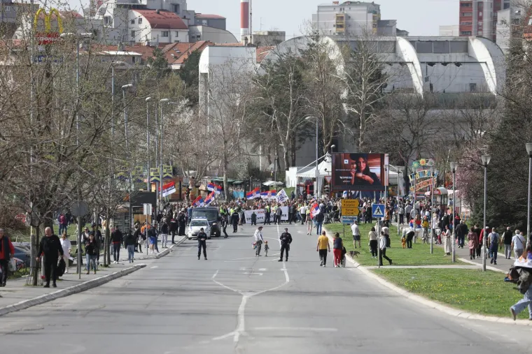 Specijalci pod fantomkama, razbijeni traktori pred Skupštinom i blokiran Beograd!