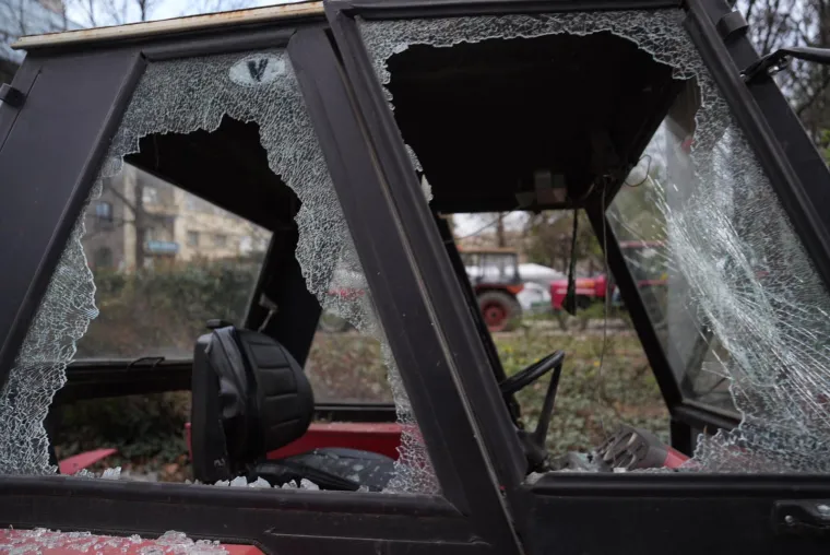 Specijalci pod fantomkama, razbijeni traktori pred Skupštinom i blokiran Beograd!