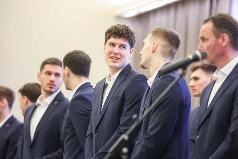 &quot;To je veliki uspjeh kakvih nam uvijek nedostaje. Na Olimpijskim igrama naše sportašice i sportaši postižu velike rezultate, ali kolektivni uspjeh, posebno uspjeh nacionalnog tima ima jednu posebnu vrijednost. Samo kada bi to bilo i samo kada bismo ovaj uspjeh mogli i trebali svesti na to, to bi već bila velika stvar, jer oko nas je mutež i magla, i u regiji i u cijelom svijetu. Vjerujem da ćemo se izvući vlastitom pameću, znanjem i skepsom“, dodao je Milanović.