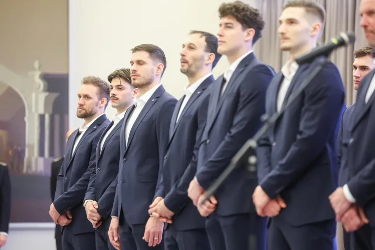 &quot;Kada podigneš ljestvicu očekivanja onda te mjere samo po njoj. Sami ste si krivi za to i dobro je da ste si krivi za to. Ova odlikovanja su mala gesta i mali čin hrvatske države, mene kao predsjednika. Želim vam da u kompletnom sastavu jurišate dalje i da tu ljestvicu dignete još malo gore. Ne možete pobjeći od toga“, zaključio je predsjednik Milanović i krenuo s dodijelom