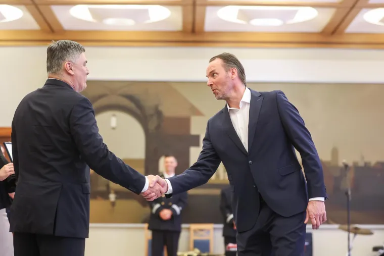 Milanović je stisnuo ruku i čovjeku koji je donio toliko radosti hravstkome rukoemtu u kratkome roku - Daguru Sigurdssonu