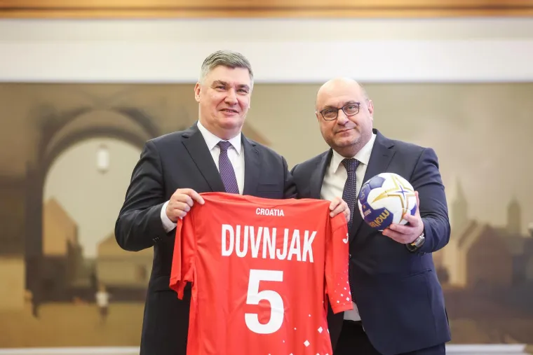 HRS je iznendaio Milanovića s poklonom. Predsjednik je dobio dres kapetana i rukoemtnu loptu