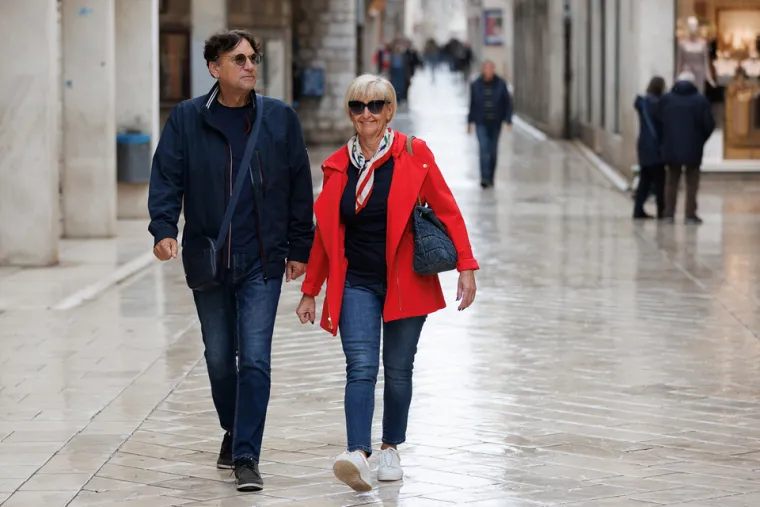 Zadrani su tmurnom danu donjeli boje kroz raznobojnu odjeću i modne dodatke.