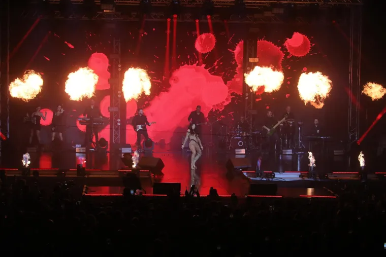 Milica Pavlović užarila atmosferu u Rijeci: Na pozornicu pozvala dvije go&scaron;će