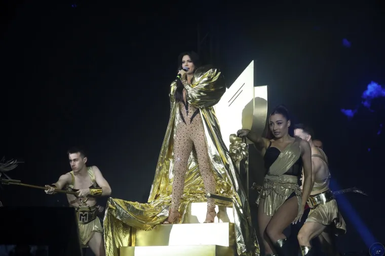 Milica Pavlović užarila atmosferu u Rijeci: Na pozornicu pozvala dvije go&scaron;će