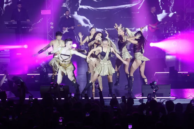 Milica Pavlović užarila atmosferu u Rijeci: Na pozornicu pozvala dvije go&scaron;će