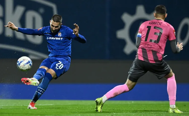 Marko Pjaca &scaron;utira na gol. 