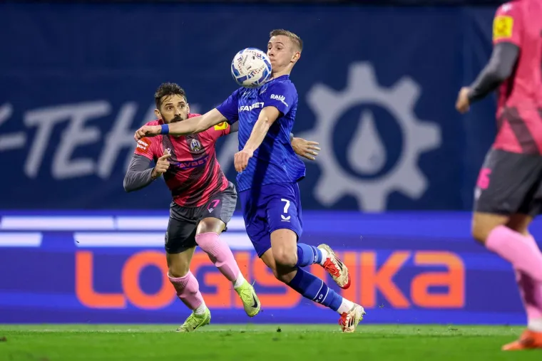 Stojković s loptom na prsima, atrakcija i znanje. 